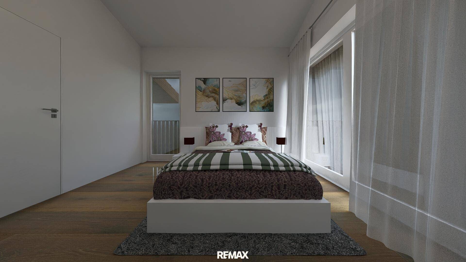 Helles Schlafzimmer mit Holzboden, weißem Bett und Zugang zu einem Balkon.