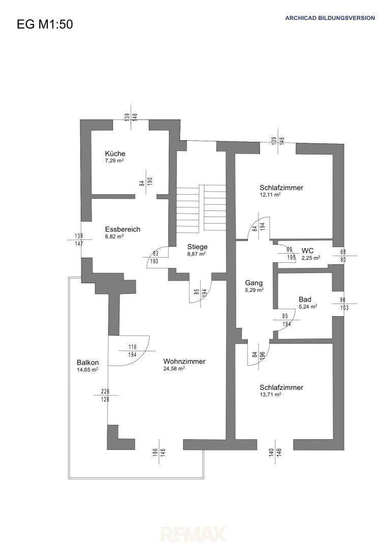 Grundriss des Erdgeschosses mit Küche, Essbereich, Wohnzimmer, Bad und Balkon.