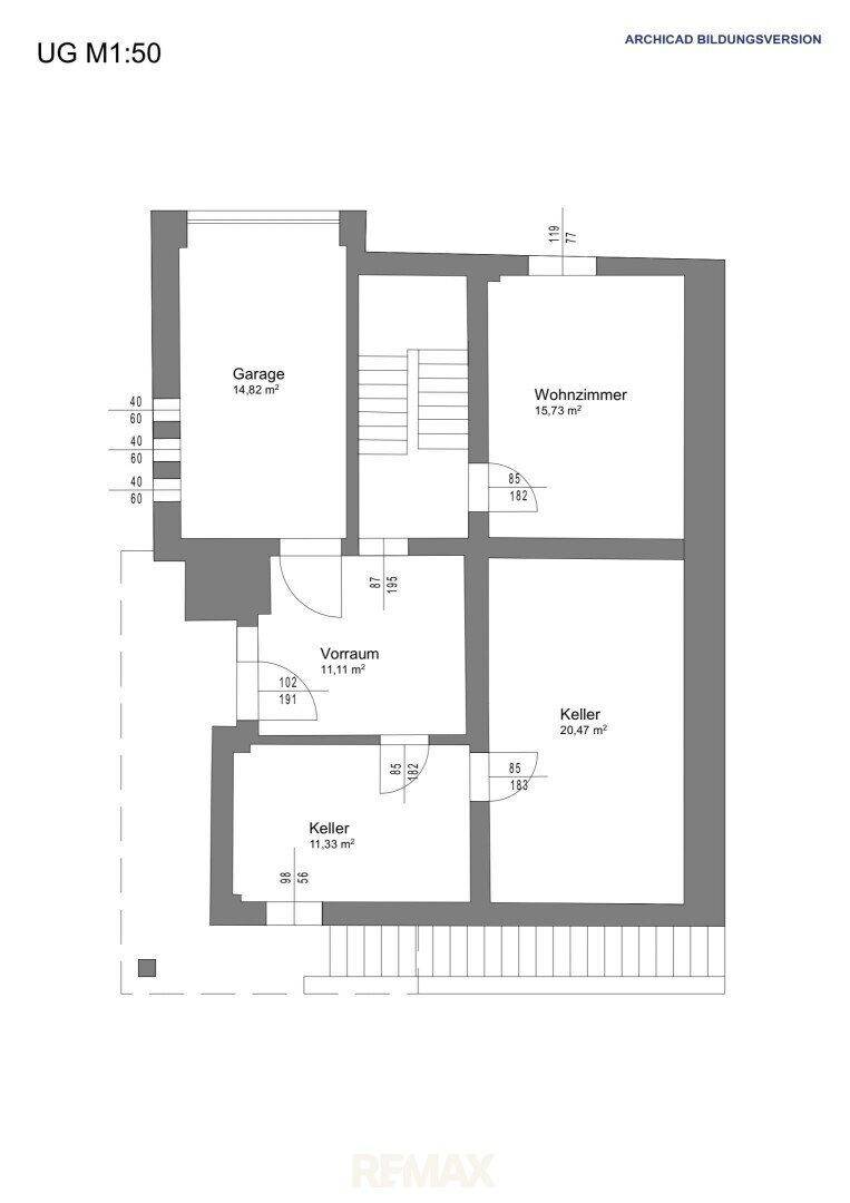 Grundriss des Untergeschosses mit Garage, Wohnzimmer und Kellerräumen für Stauraum.