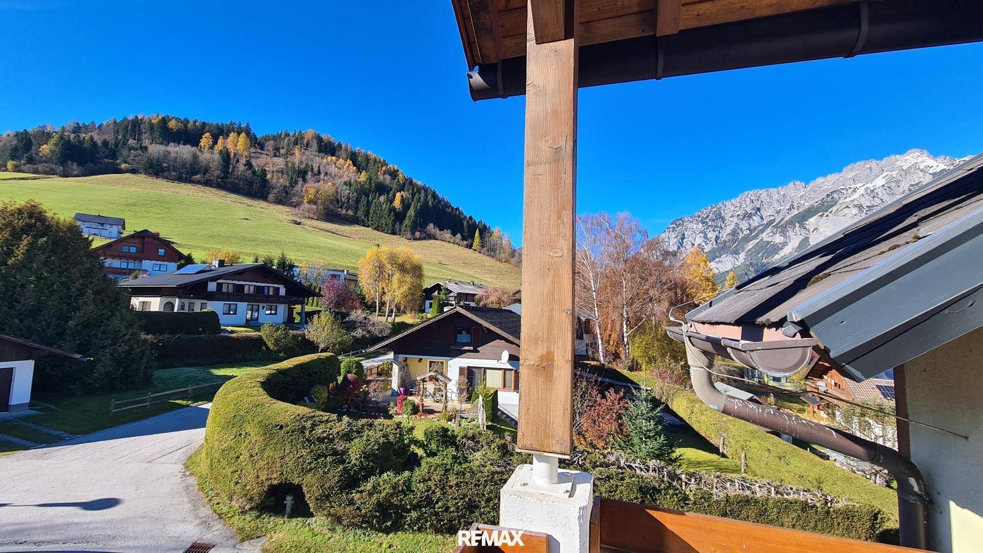 Malerischer Ausblick auf die Berglandschaft und die umliegende Natur von der Immobilie.