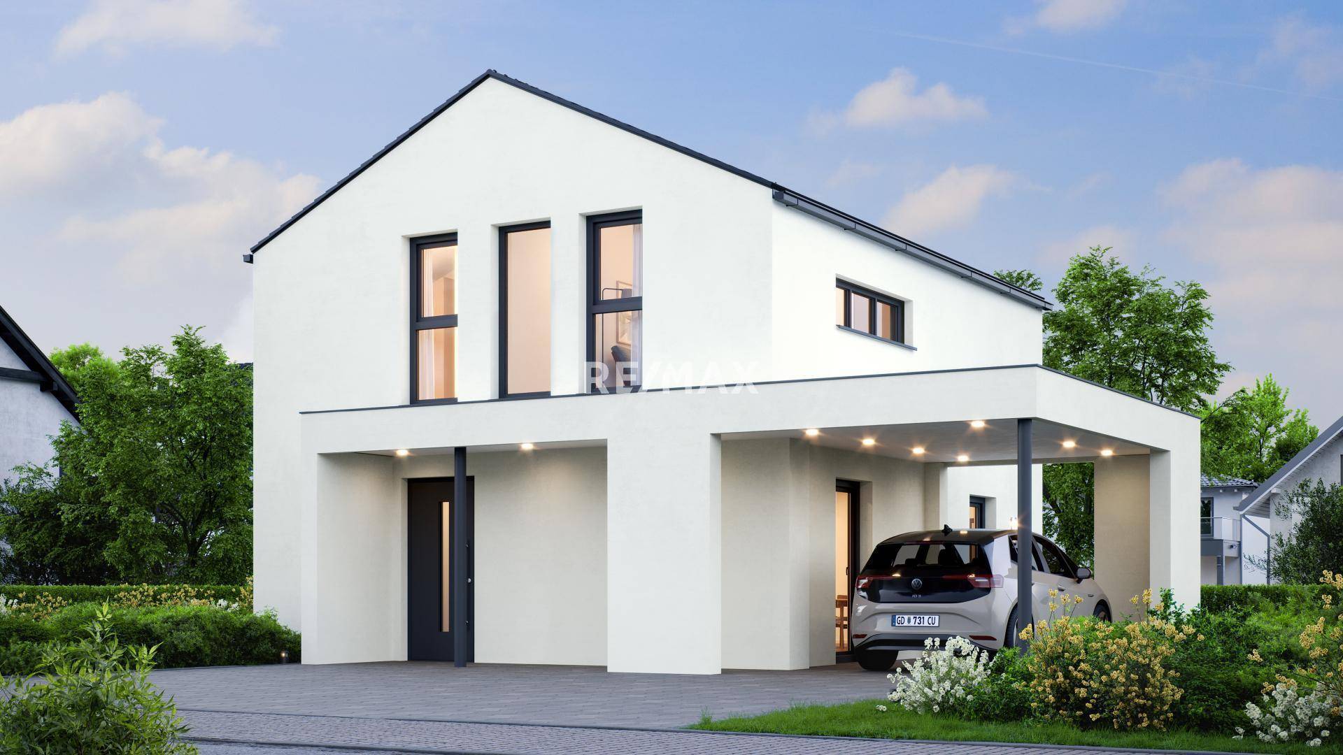 Vorderansicht des modernen Neubaus mit weißer Fassade und überdachtem Carport für ein Fahrzeug.