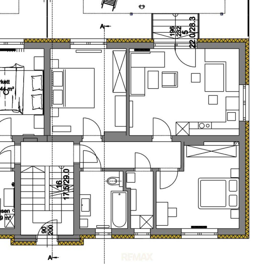 Detaillierter Grundriss einer Wohnung mit mehreren Zimmern, Bad und Balkonzugang.