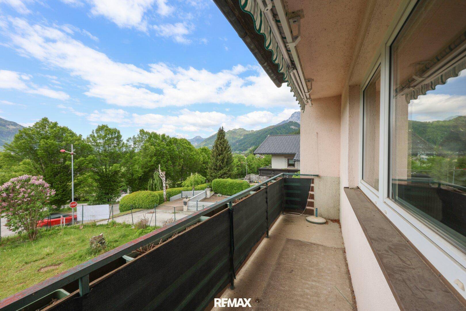 Balkon mit Bergblick und grüner Umgebung, ideal für entspannte Stunden im Freien.