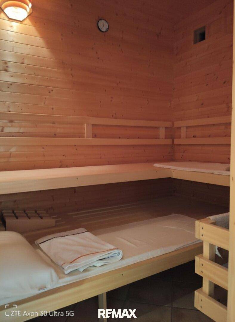 Traditionelle Holzsauna mit mehreren Bänken, bereit für entspannende Wellness-Momente.