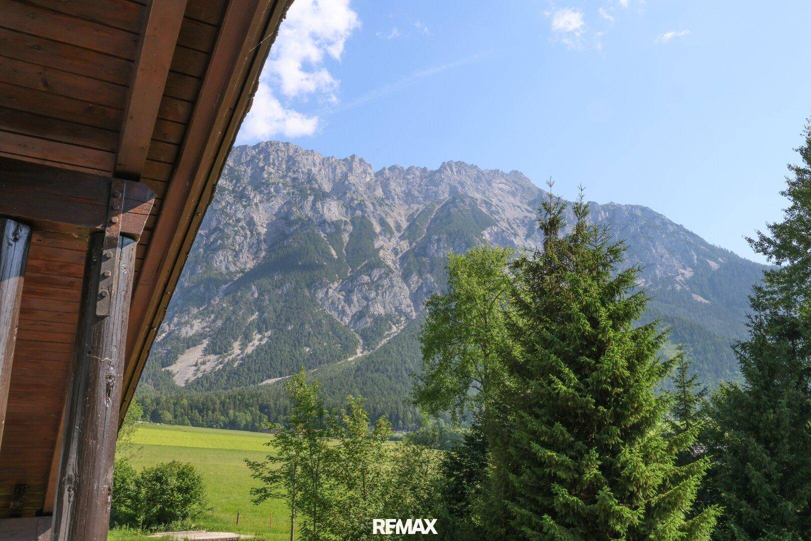 Atemberaubender Blick auf die majestätischen Berge und die umliegende grüne Natur.