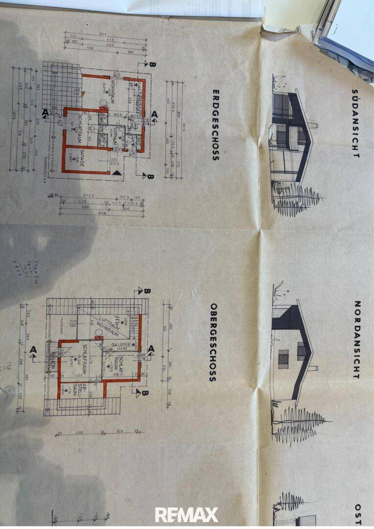 Detaillierte Grundrisse des Erd- und Obergeschosses mit Süd- und Nordansicht des geplanten Hauses.