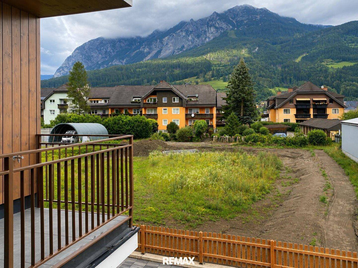 Panoramablick vom Balkon auf die majestätischen Berge und die ländliche Umgebung.