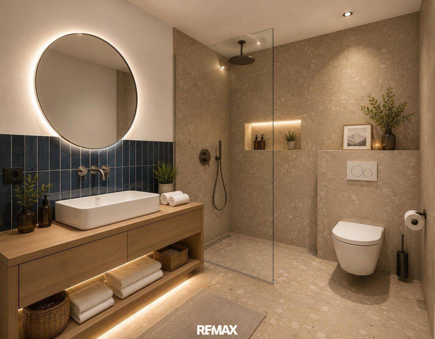 Modernes Badezimmer mit begehbarer Dusche, Waschtisch und beleuchtetem Spiegel.