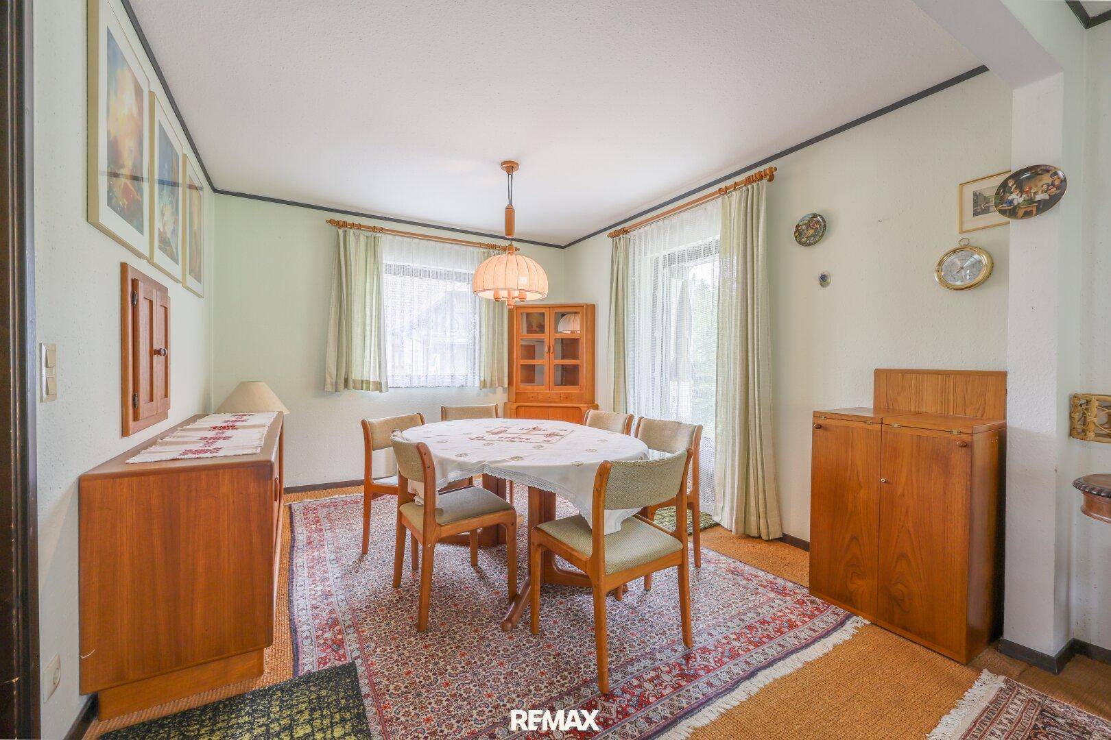 Gemütlicher Essbereich mit Holztisch, Stühlen und Fensterblick in traditionellem Stil.