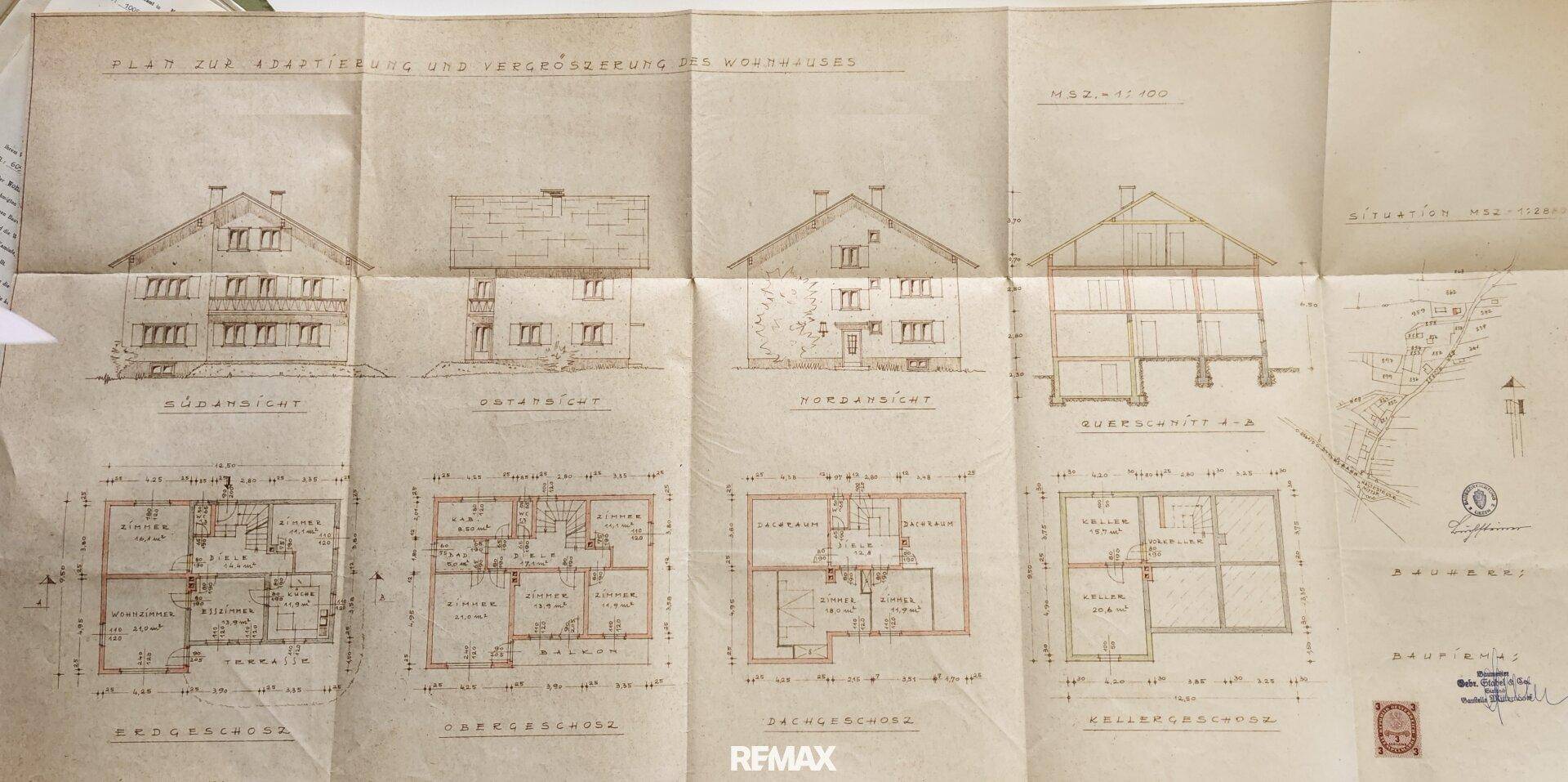 Historischer Bauplan mit verschiedenen Ansichten und Grundrissen des Wohnhauses.