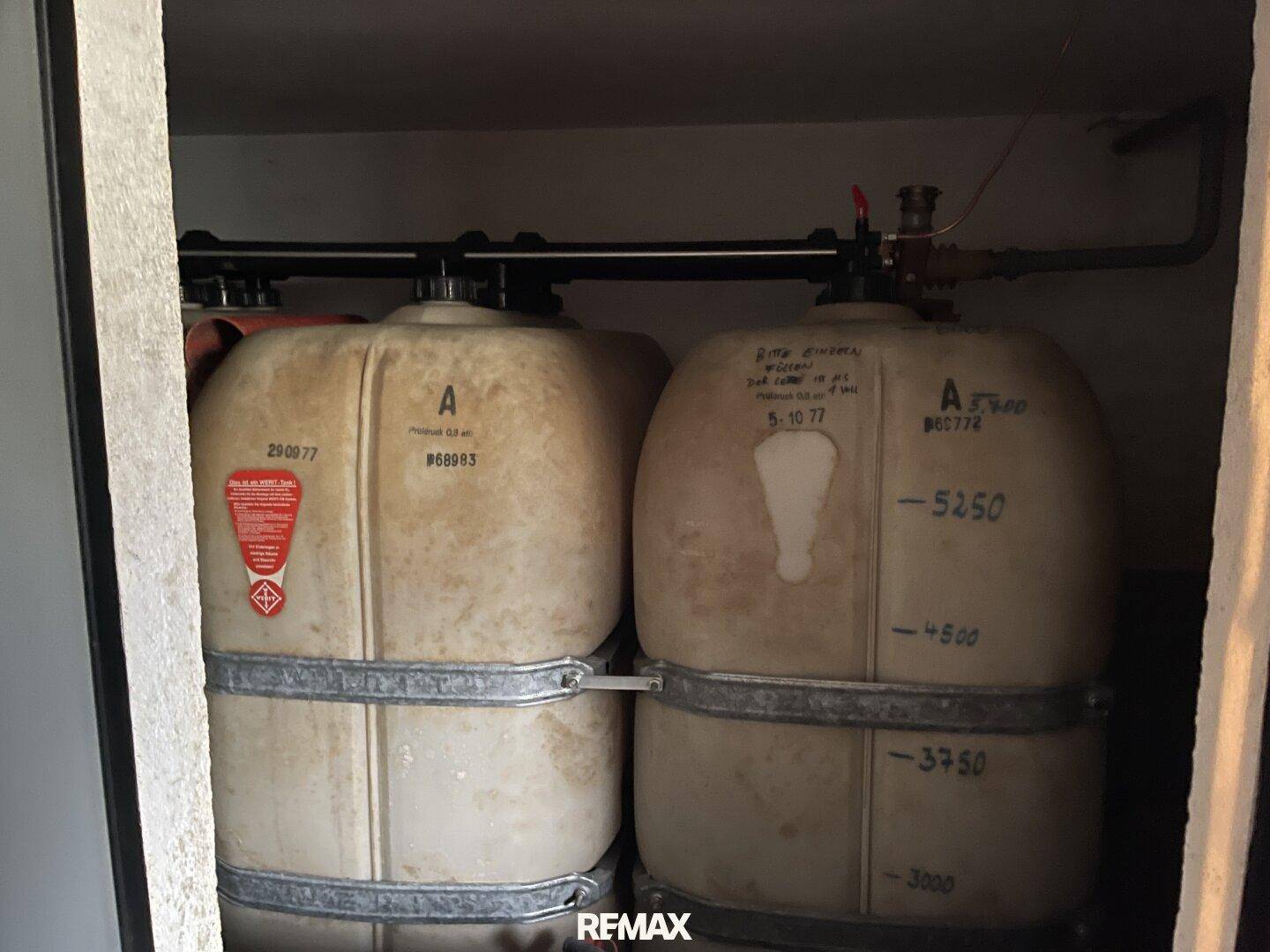 Öltanks im Kellerraum zur Lagerung von Heizöl für die Ölzentralheizung.