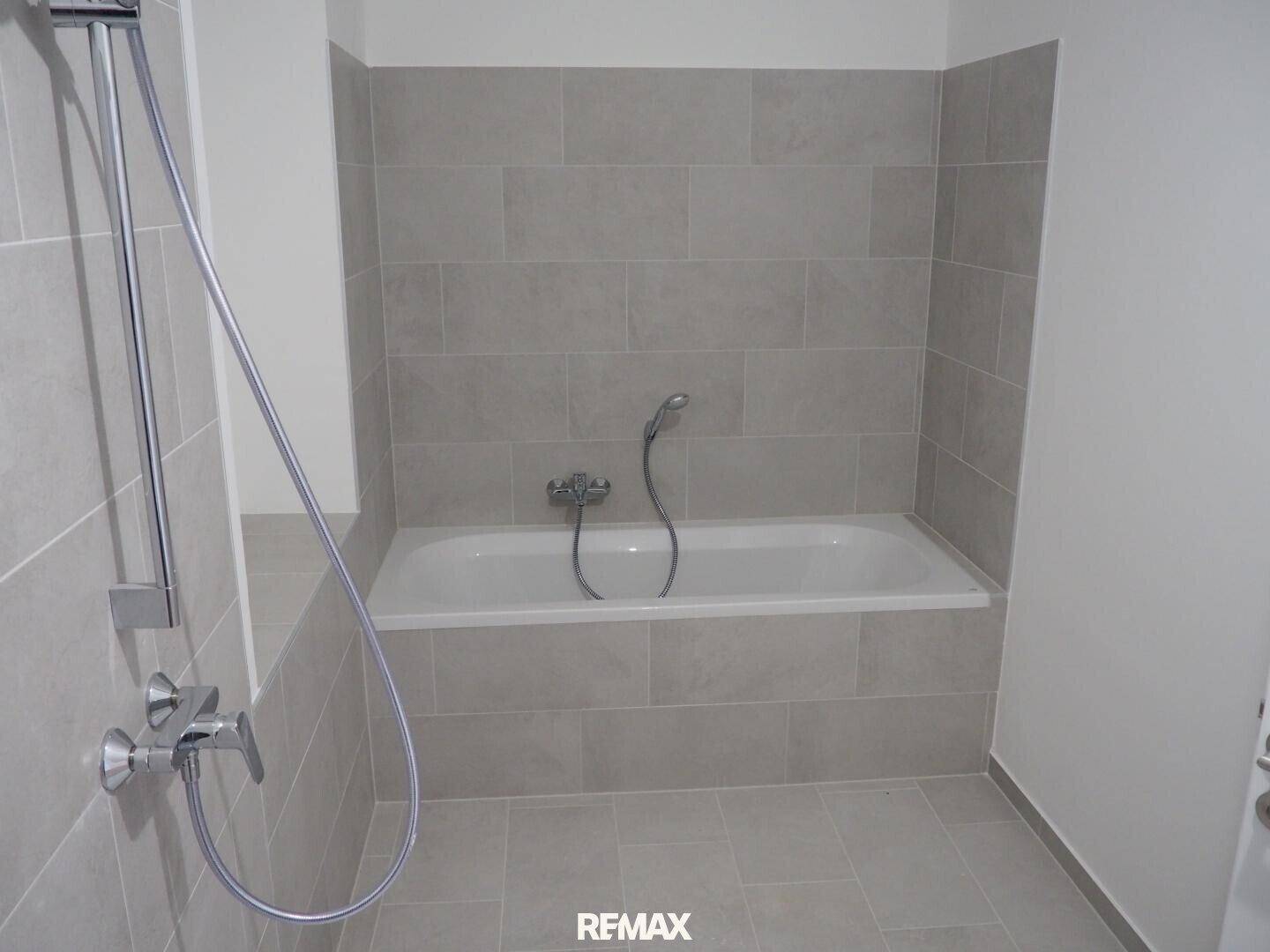 Bad mit Wanne, Dusche, Doppelwaschbecken