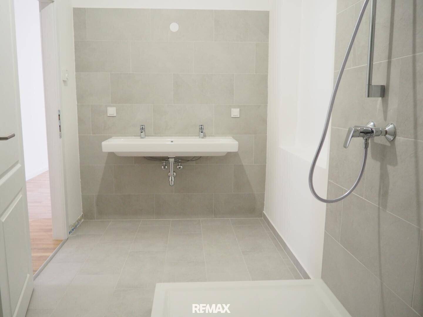 Bad mit Wanne, Dusche, Doppelwaschbecken