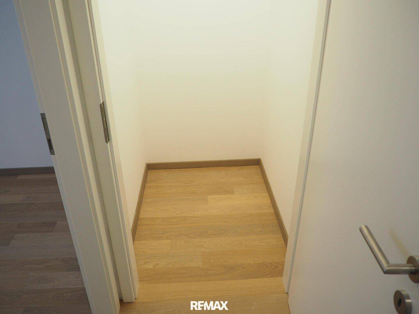 Kleiner Abstellraum mit Holzboden, bietet praktischen Stauraum für den Haushalt.