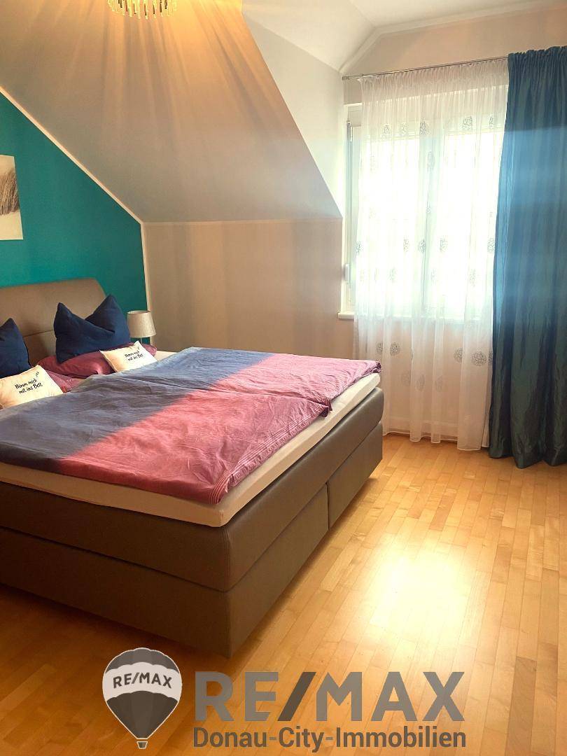 Schlafzimmer mit Schrankraum