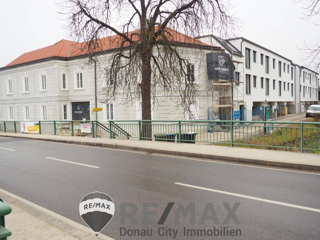 Außenansicht Altbau und Neubau