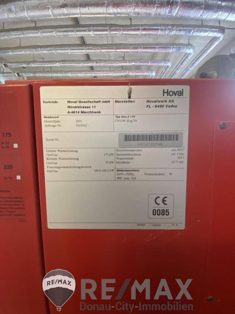 Nahaufnahme des Typenschilds eines Hoval Heizkessels mit technischen Daten und Herstellerinformationen.