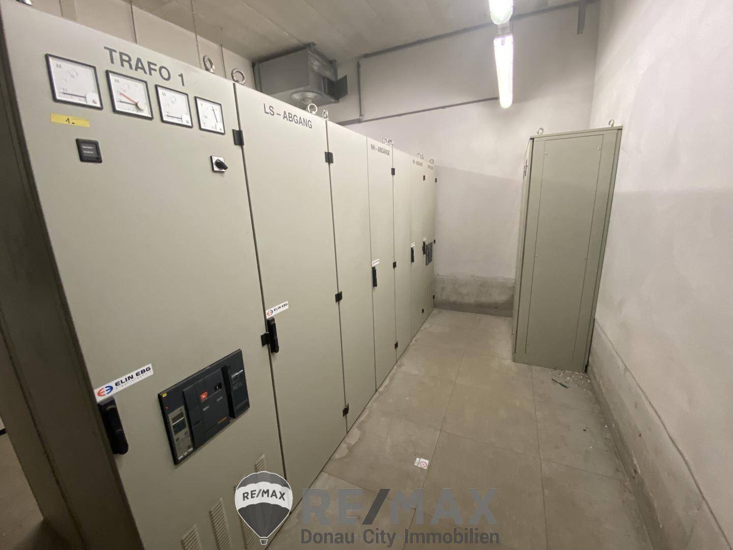Raum mit mehreren großen Schaltschränken und elektrischen Anlagen, gut beleuchtet.