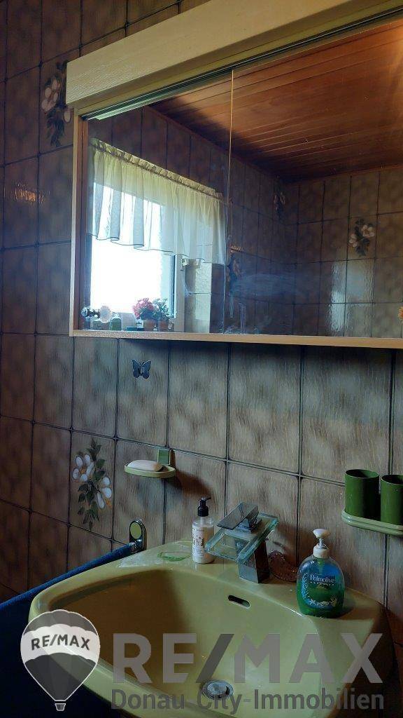 11 Bad mit Waschtisch und Dusche 1220