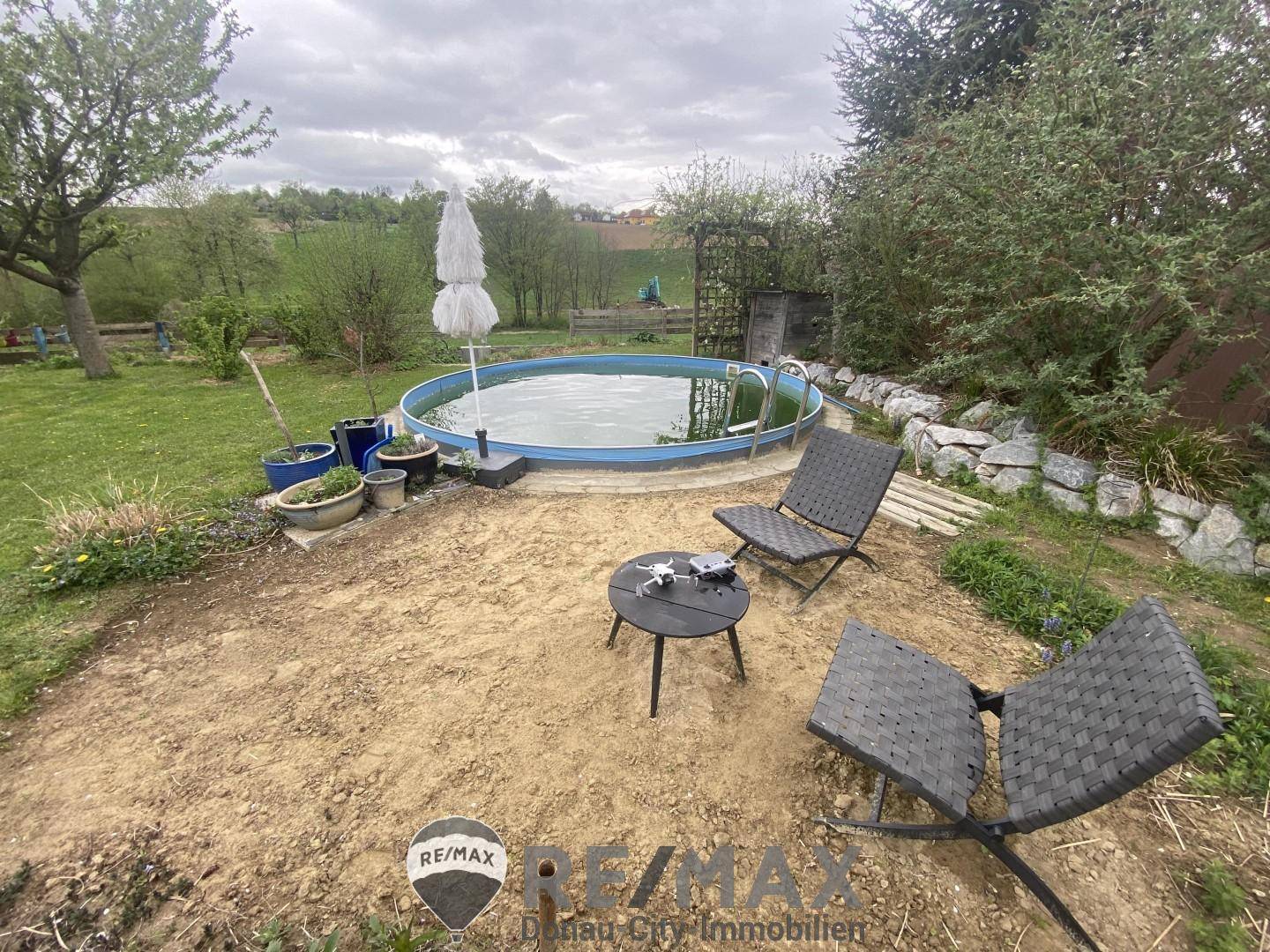 18 Pool mit Sandstrand