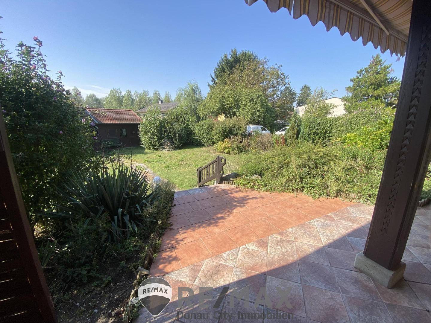 4 Blick von Terrasse auf Gartenhaus