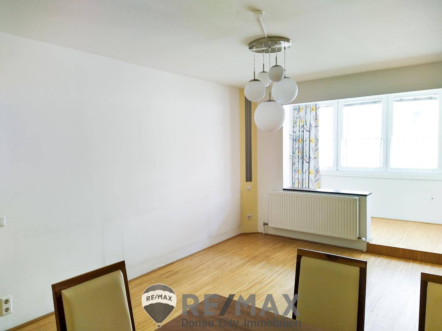 Wohnzimmer mit Blick auf die Loggia