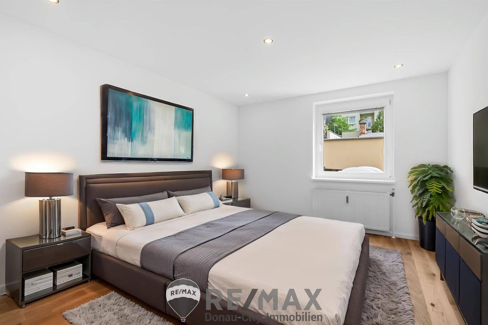 6 ZIMMER 2 (staged)
