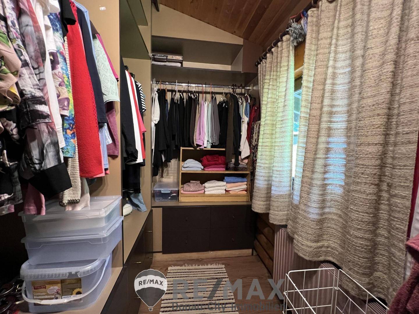 11 begehbarer Kleiderschrank