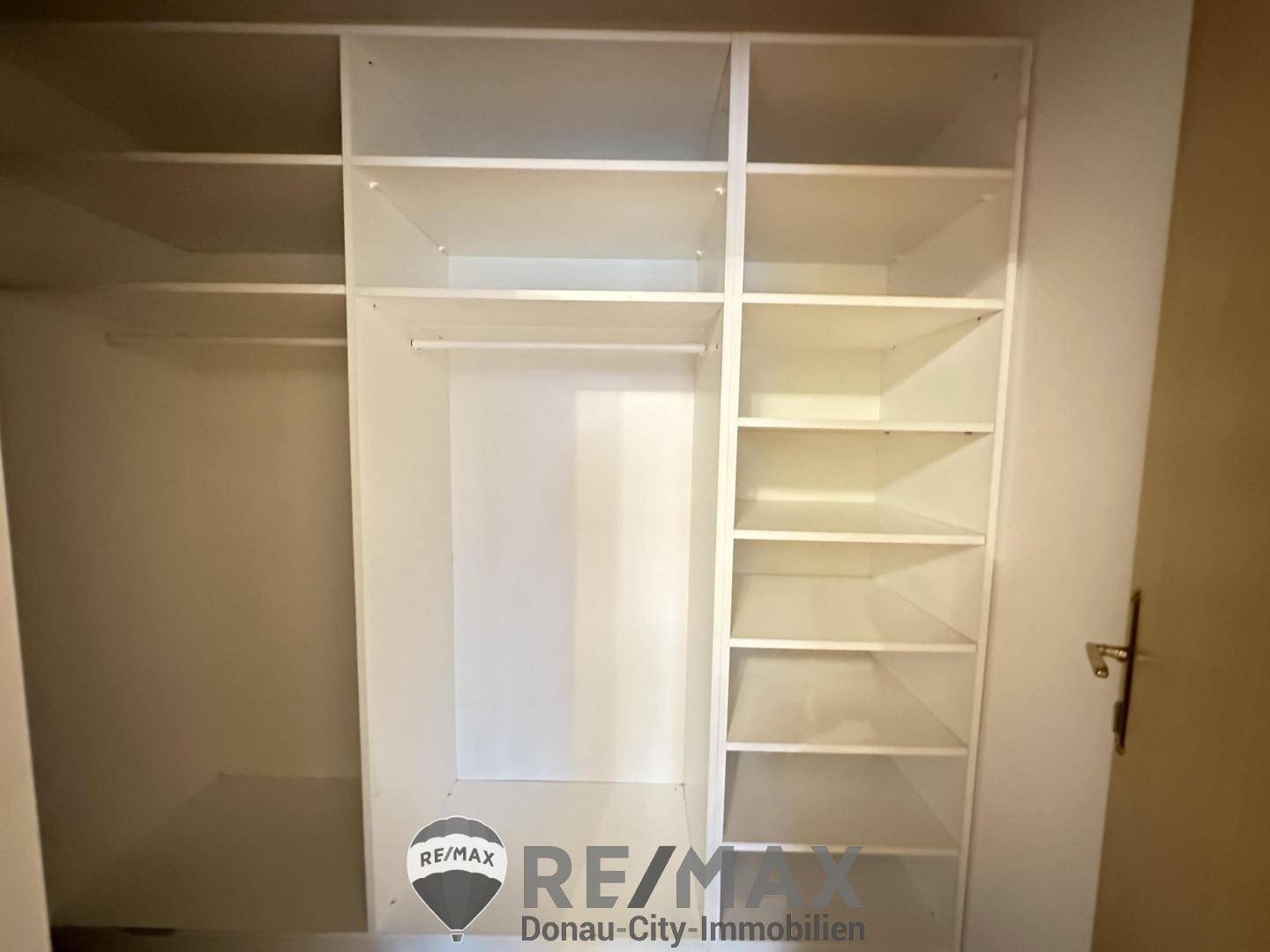 12 Begehbarer Kleiderschrank