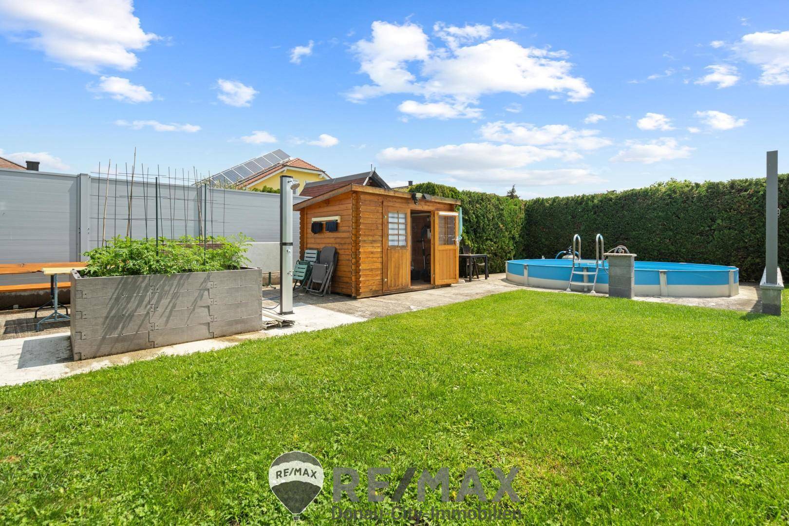 Gartenhaus und Pool sowie Hochbeeten