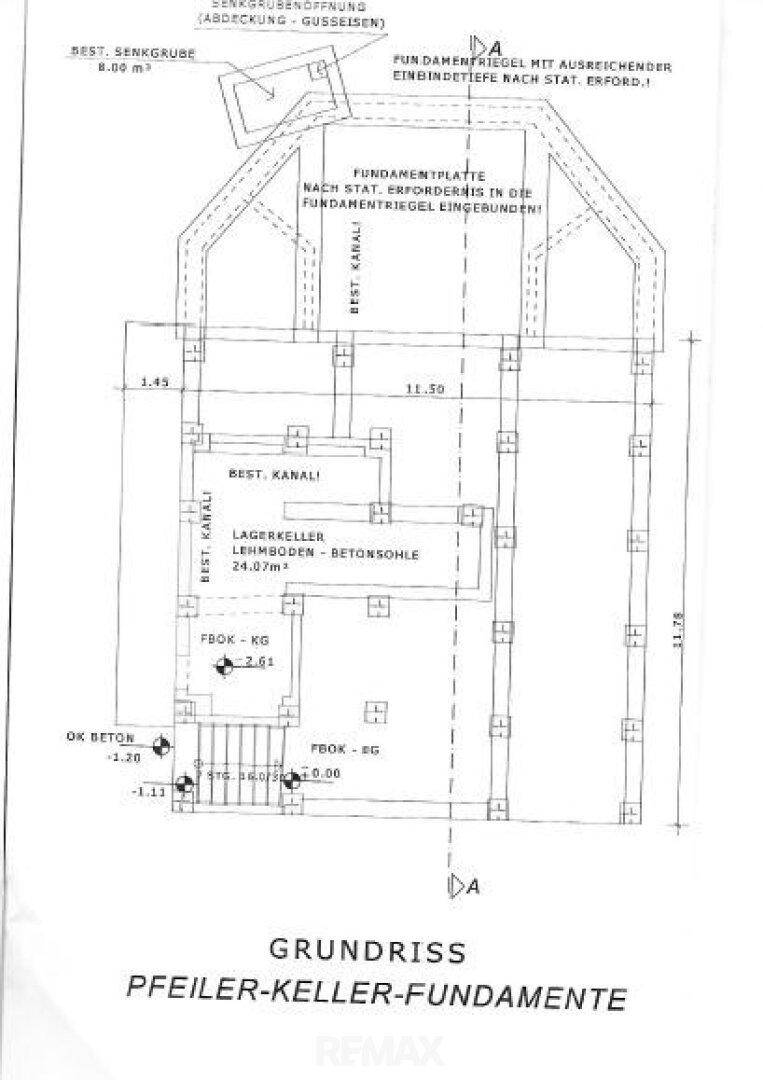 Grundriss der Pfeiler-Keller-Fundamente mit Lagerkeller und technischen Details.