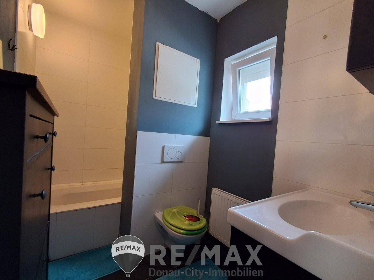 8 Bad mit Wanne RH 2232
