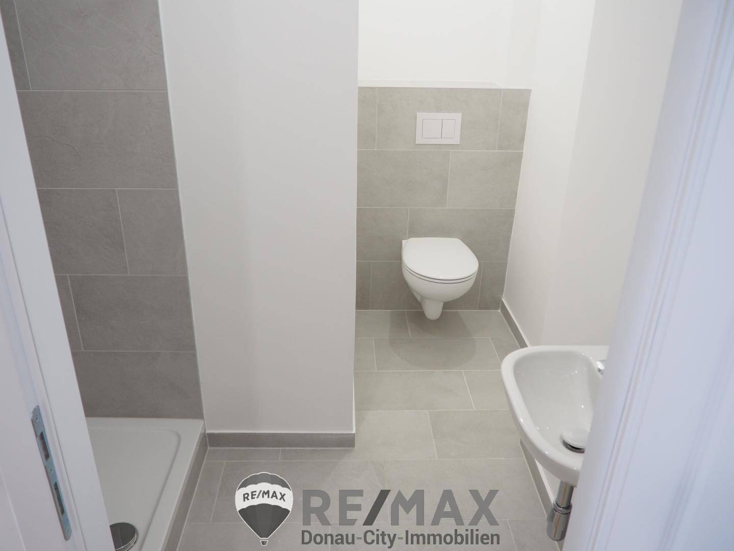 WC mit Dusche (Foto vor Erstbezug)