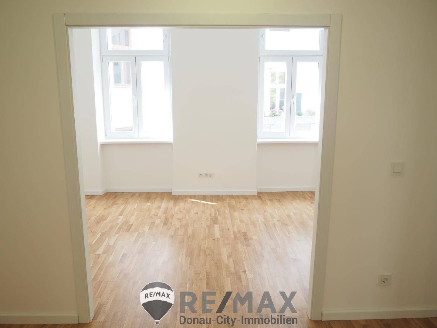Zimmer mit Flügeltüre (Foto vor Erstbezug)