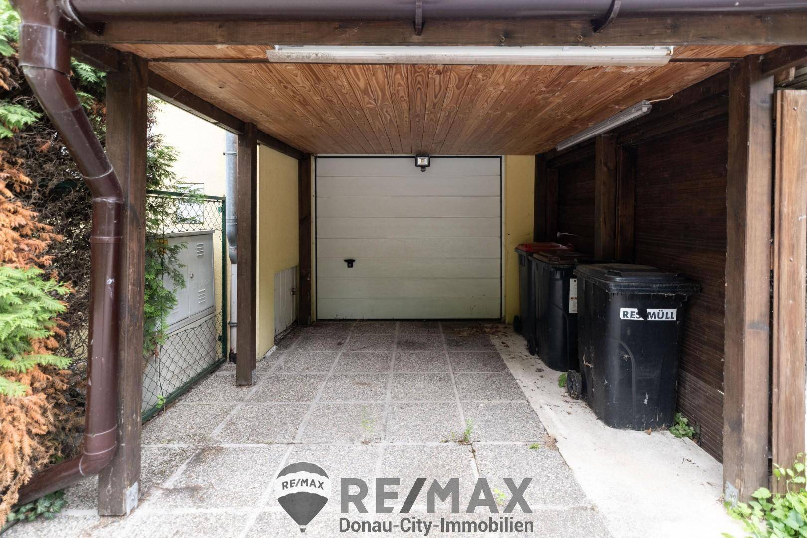33 Carport vor der Garage