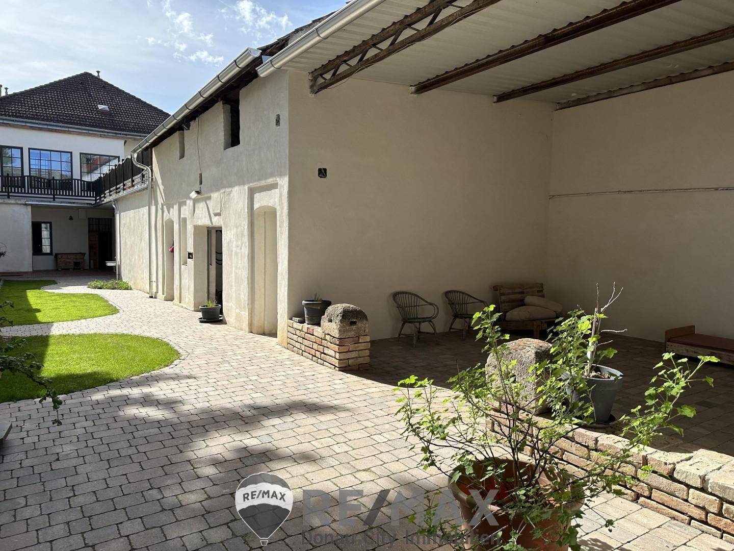 Innenhof mit überdachter Terrasse