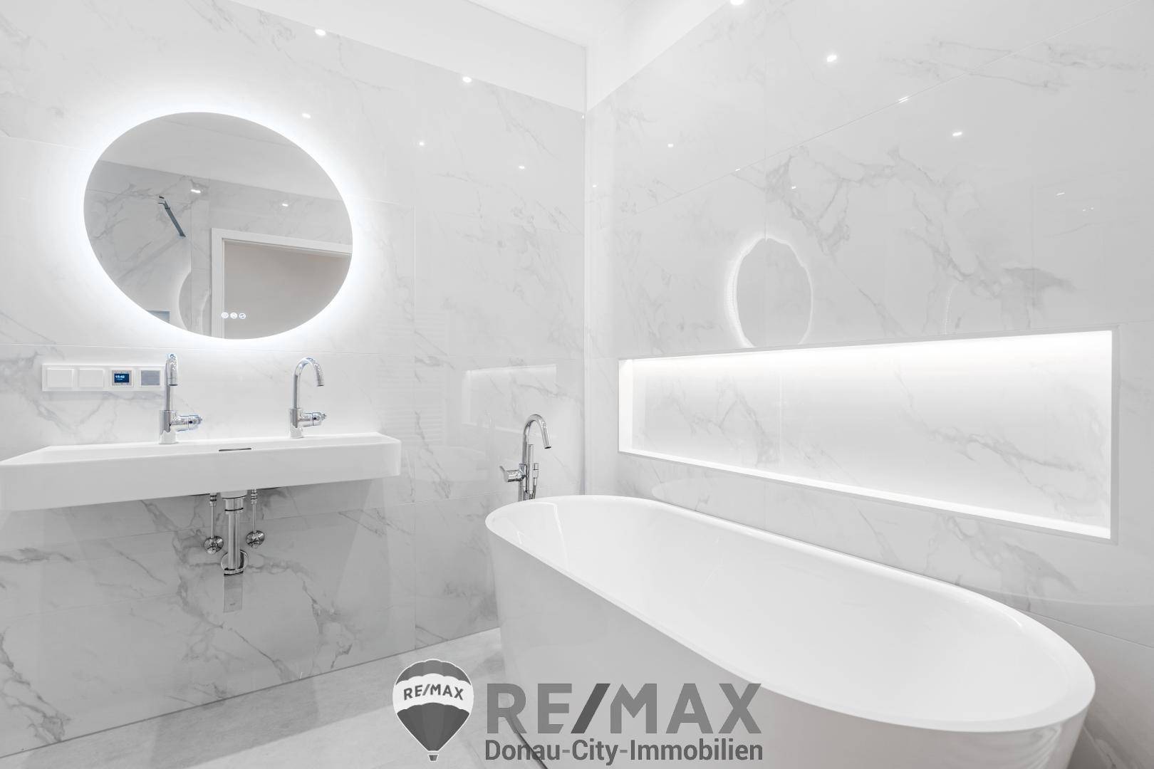 Badezimmer mit Dusche und Wanne, Ansicht 1
