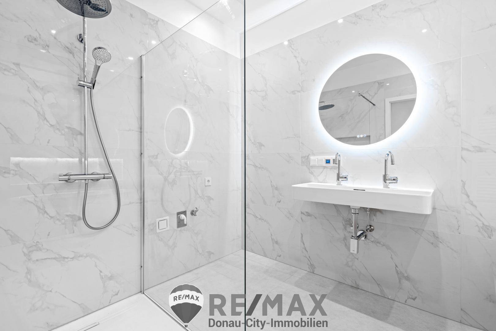 Badezimmer mit Dusche und Wanne, Ansicht 2
