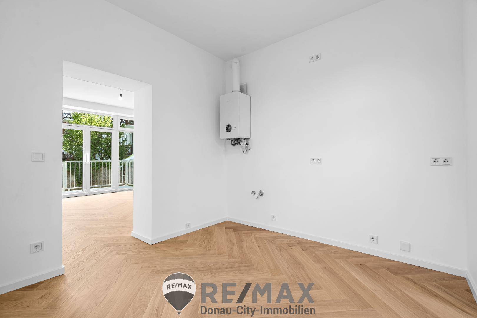 Küche mit Blick ins Wohnzimmer