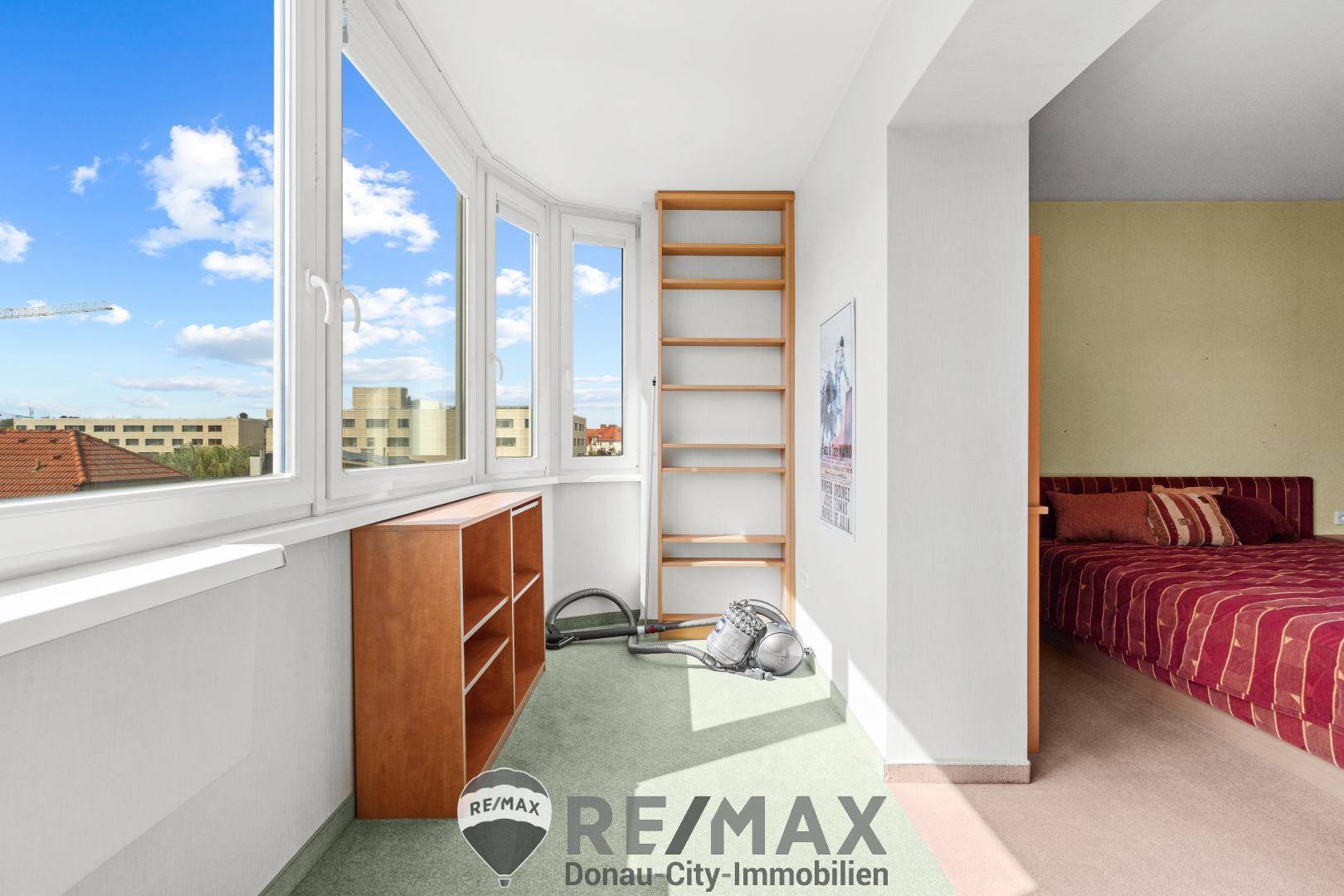 offene Loggia mit Blick ins Schlafzimmer