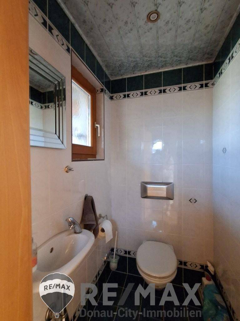 13 WC mit Waschbecken 1210