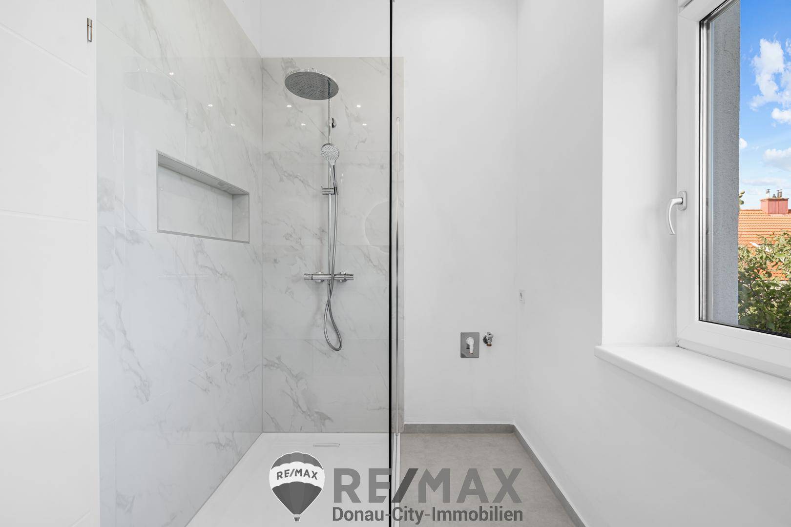 Bild 9, Badezimmer, Ansicht 2