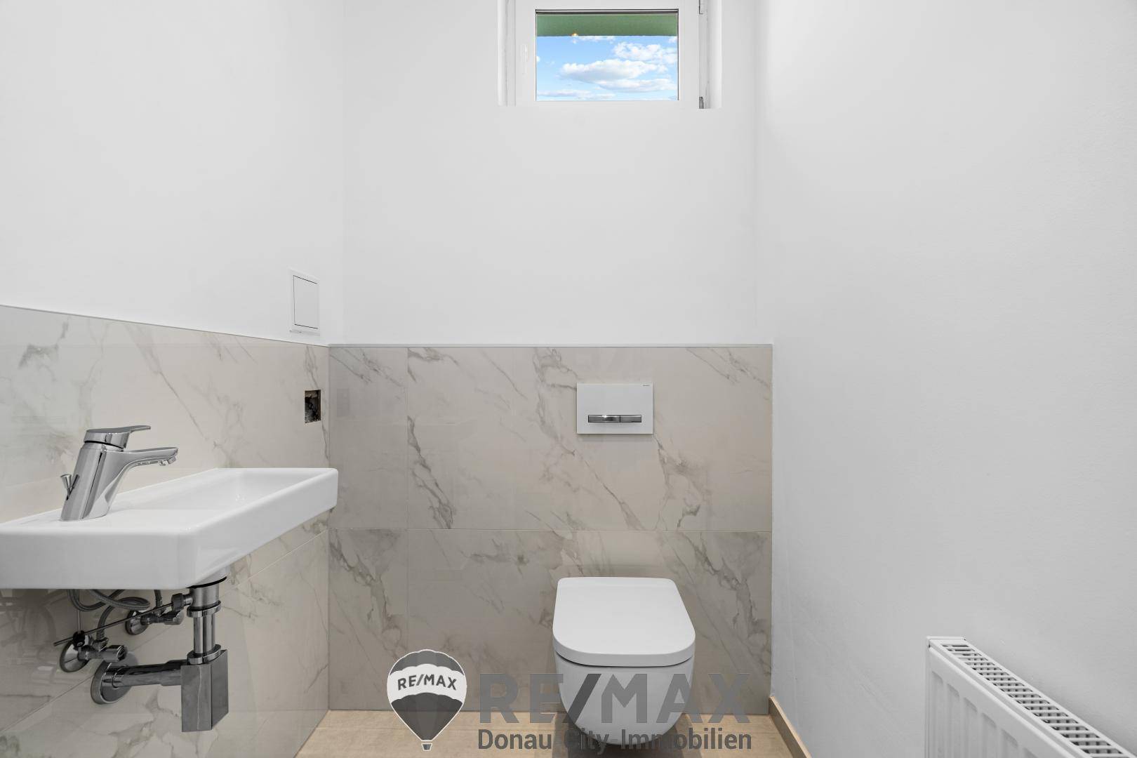 Bild 10, Toilette mit Handwaschbecken