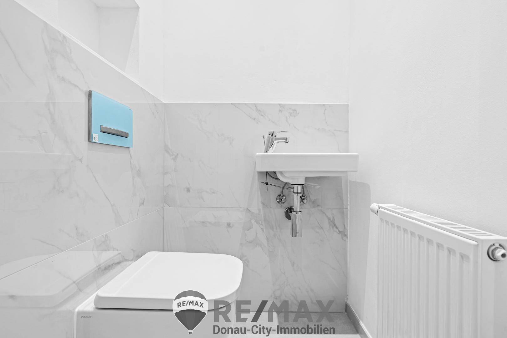Toilette mit Handwaschbecken