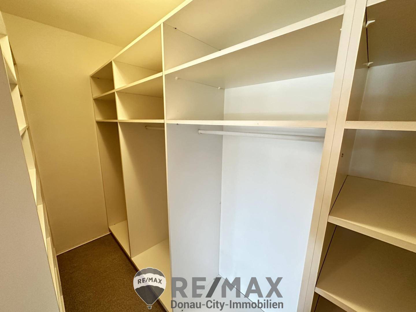 12 Begehbarer Kleiderschrank