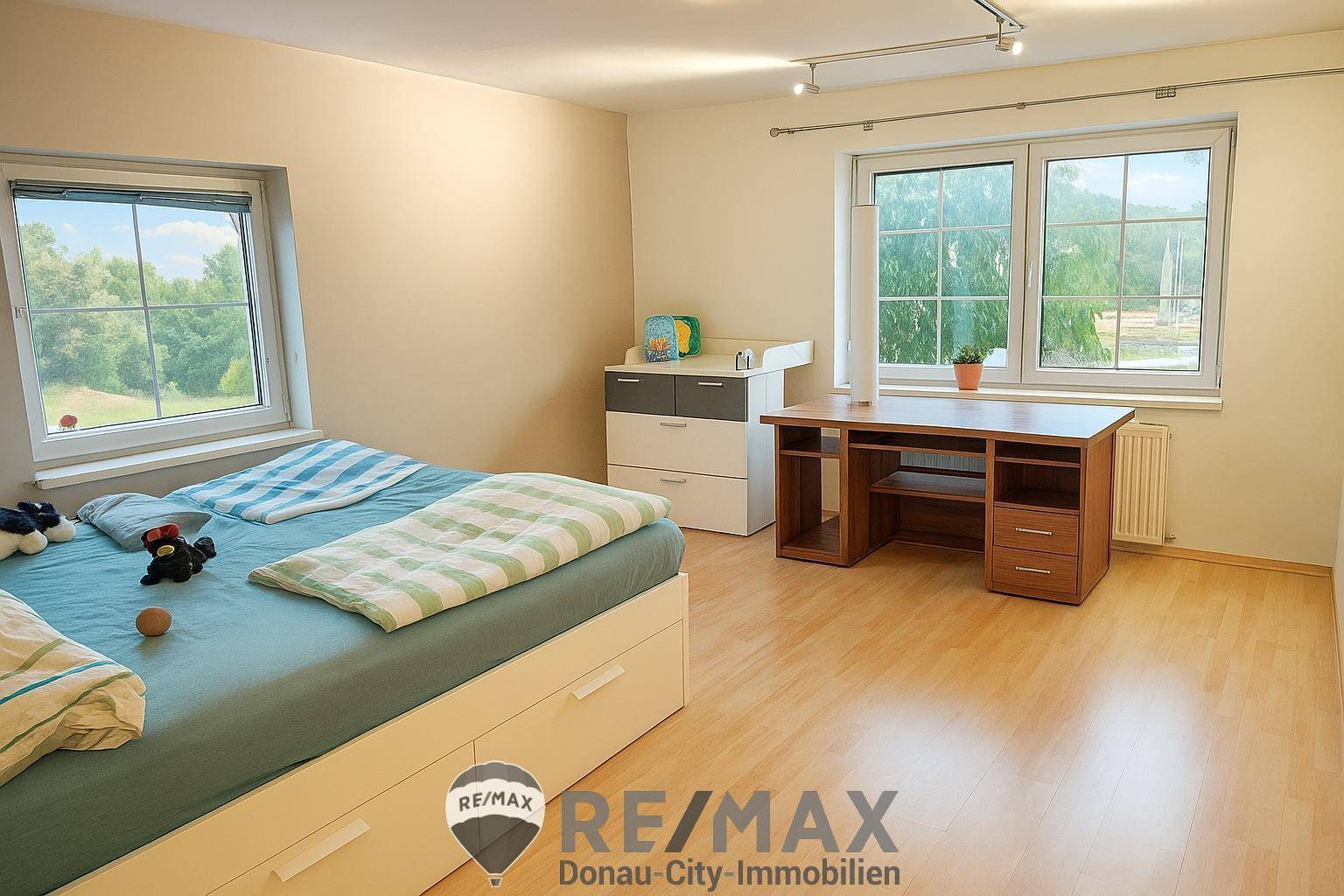 Zimmer ca. 22m² OG
