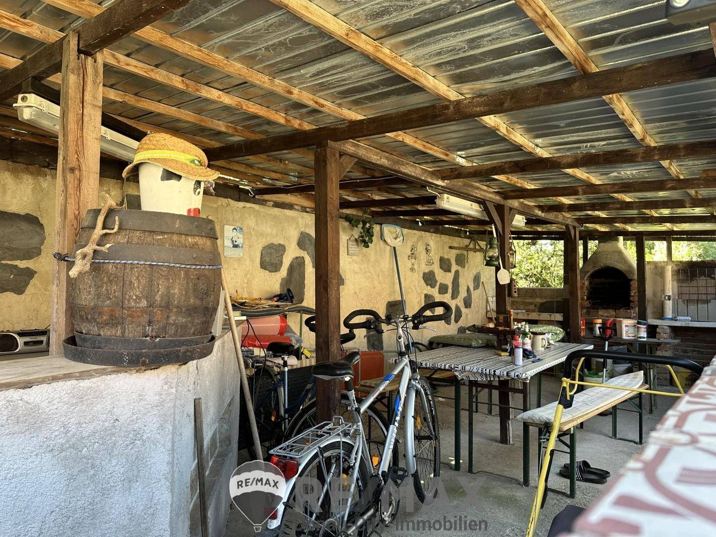 13 Überdachter Grillplatz