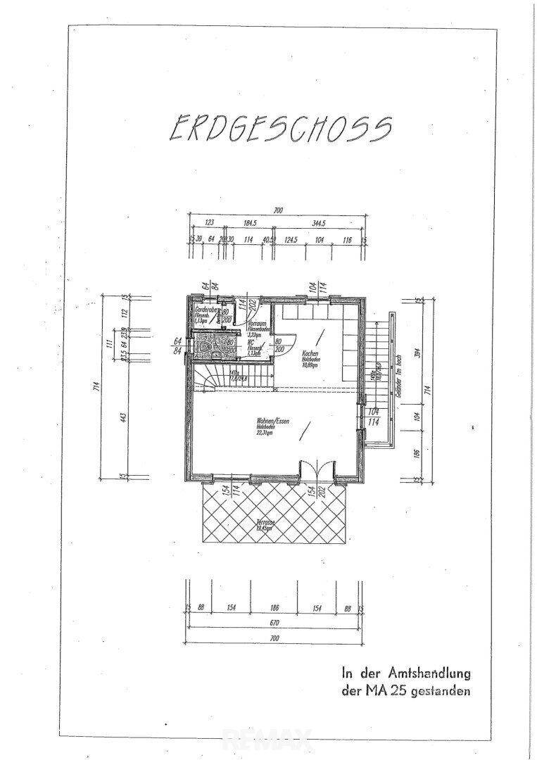 Grundriss des Erdgeschosses mit Raumaufteilung und Maßen.
