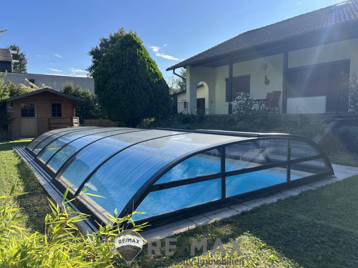 23 Pool mit Abdeckung