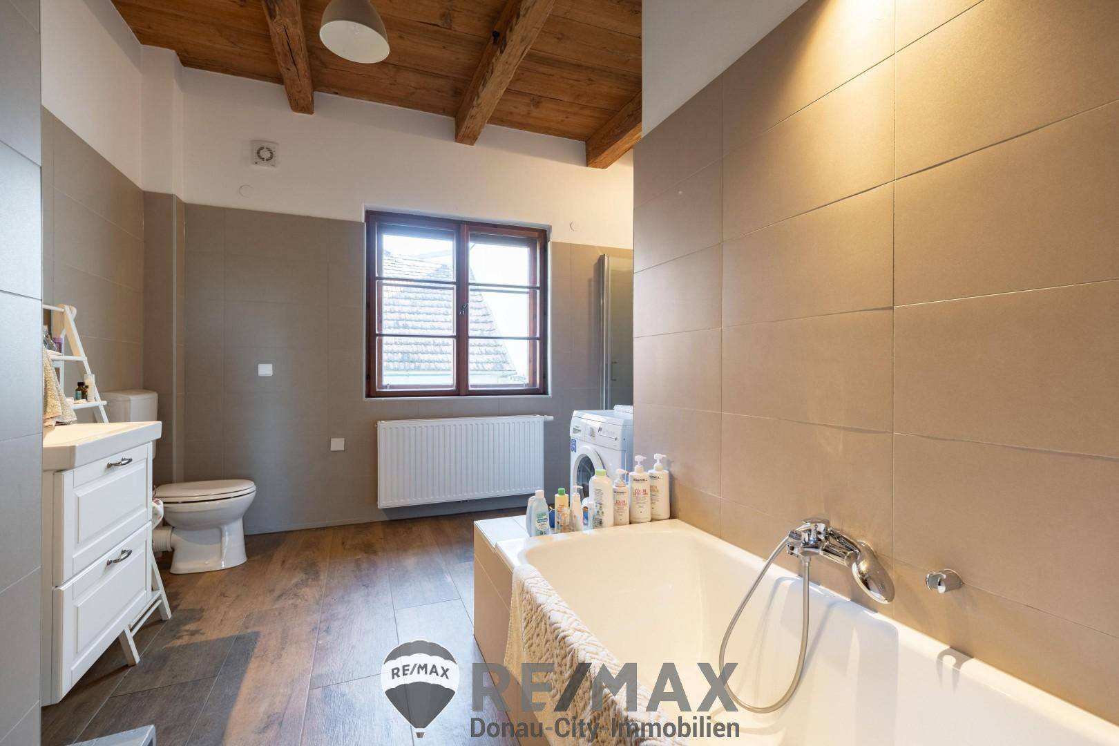 Haupthaus - Badezimmer mit Badewanne und Dusche